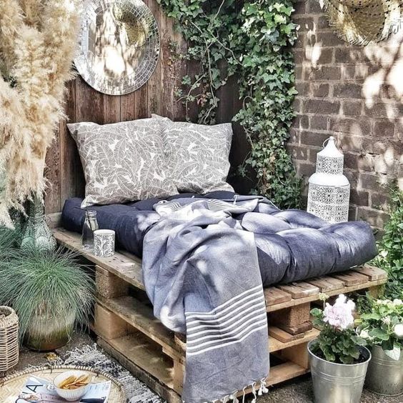 Łóżko ogrodowe wykonane z palet