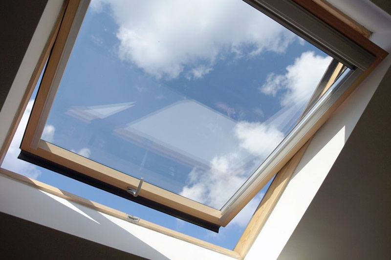 Czy warto zainwestować w rolety zewnętrzne na oknach dachowych?