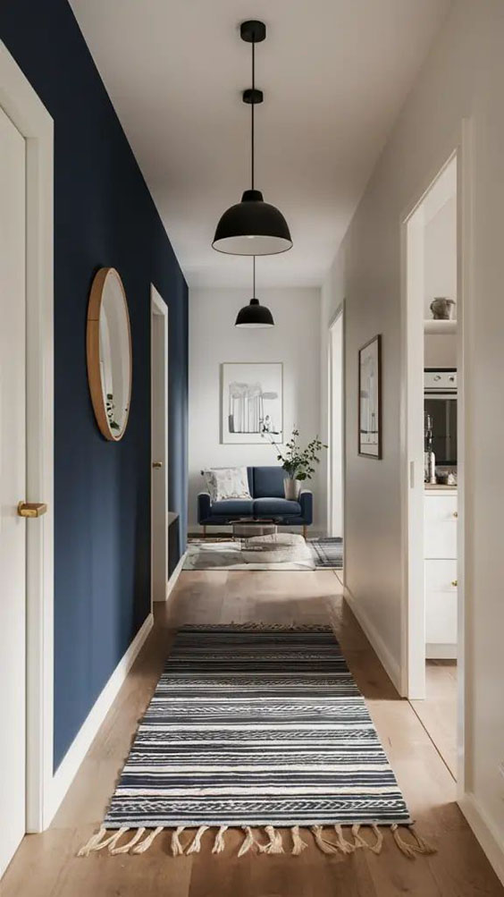 Granatowy korytarz w domu jednorodzinnym