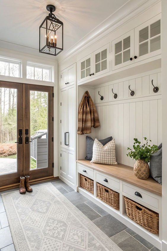 Jasny korytarz w domu jednorodzinnym