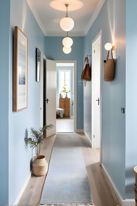Korytarz w domu jednorodzinnym w kolorze błękitnym