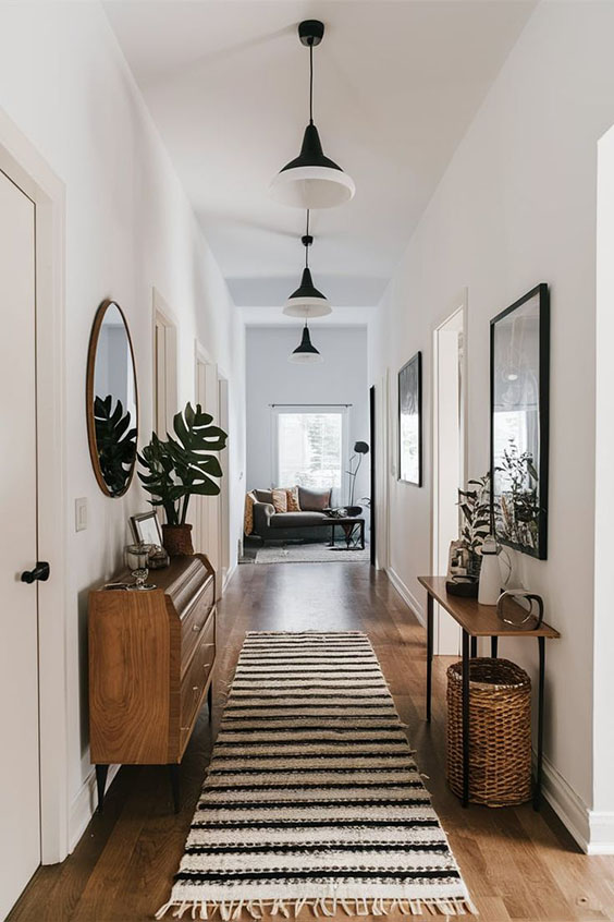 Korytarz w domu jednorodzinnym z naturalnymi dodatkami